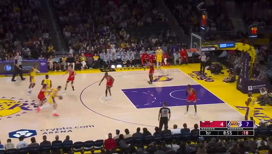 东契奇这球太逆天了！公牛众将看懵， 湖人替补席疯狂欢呼！