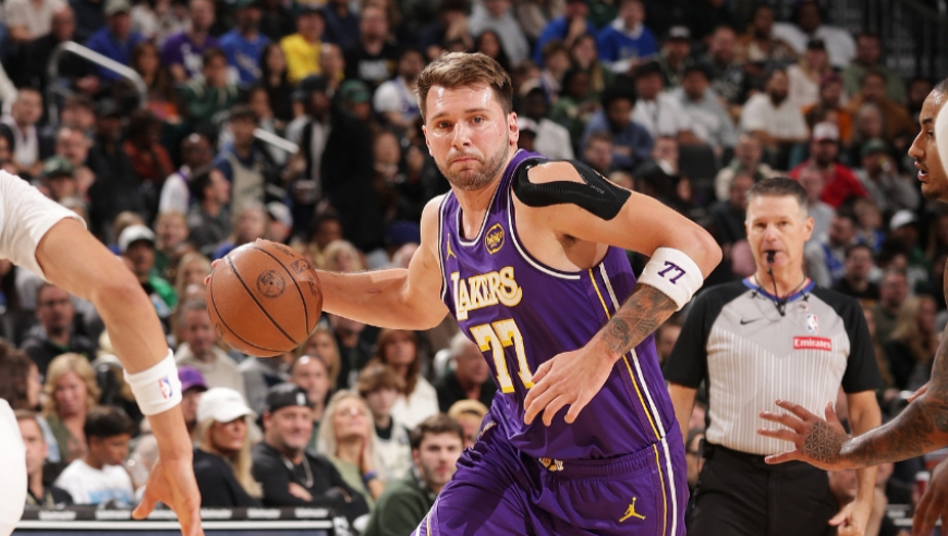 湖三崩？湖人队被打15-0攻击波回顾 东契奇制造库兹马四犯止血