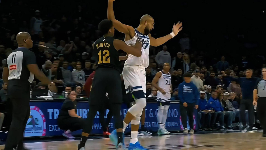 爆发冲突！森林狼戈贝尔与骑士亨特抢篮板发生对抗升级到肢体冲突