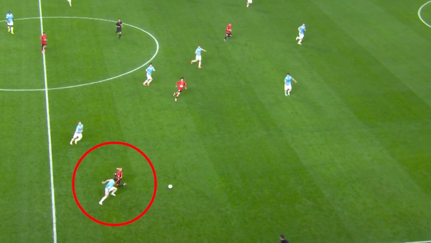 赛季首红！姜至鹏闪电肘一闪而过对手捂脸倒地，裁判VAR慢镜才看清黄改红直接罚下