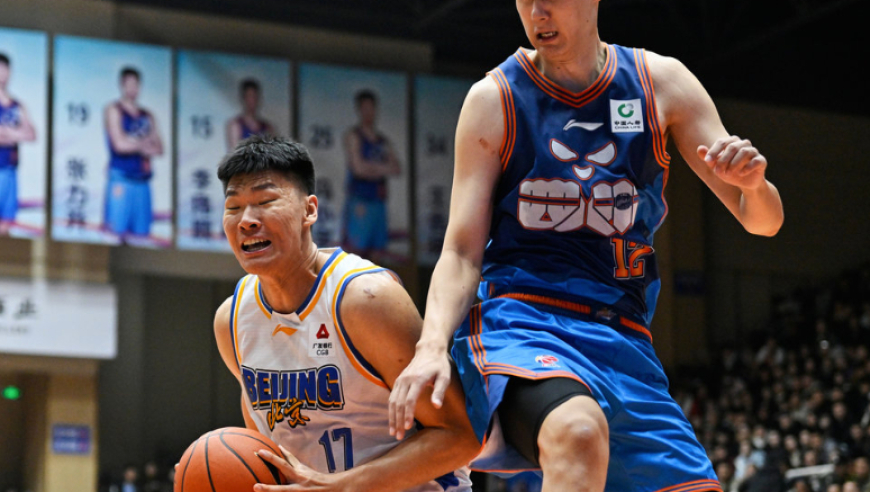 尴尬！600万顶薪先生无人防守还虚晃上篮，球迷：全场唯一的小丑