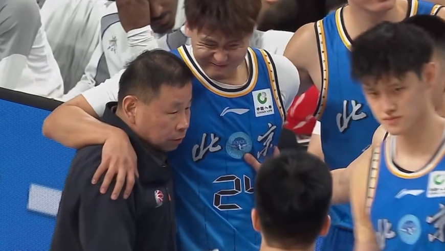 太糟糕了，赵睿刚复出又受伤，不满裁判判罚