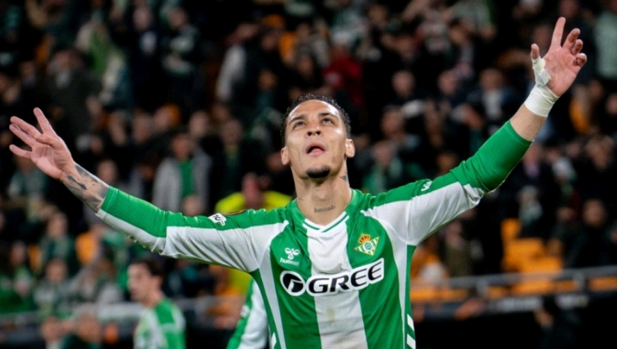 对轰神仙球！安东尼倒挂金钩37岁桑切斯鱼跃冲顶，全场球迷沸腾