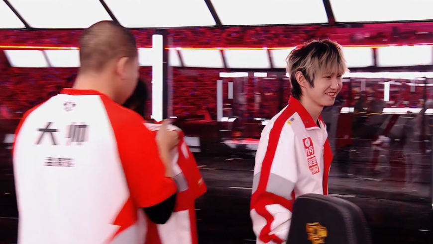 AG超玩会拿下决赛开门红，落后一万极限翻盘，一诺喜笑颜开