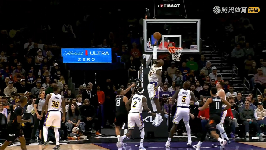 暴走！詹姆斯高难跳投后被三人包夹上篮得手 可惜封盖被判干扰球