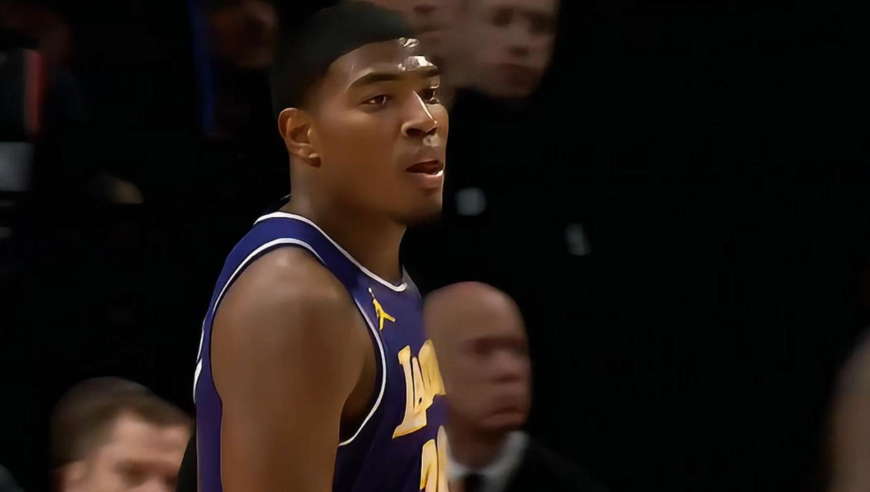 对轰！湖人开拓者100秒时间对轰19分 湖人小史密斯连拿8分太神了