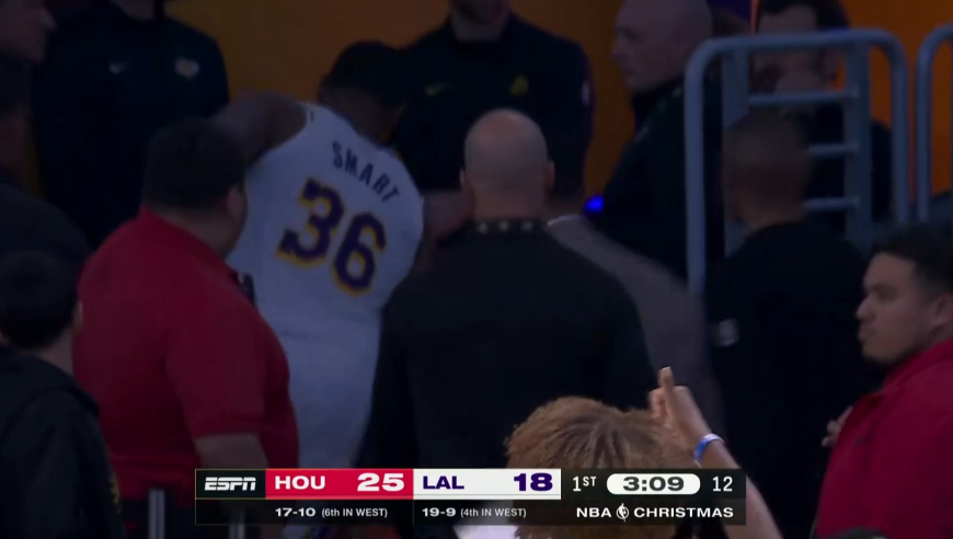 看着就疼！斯玛特与亚当斯相撞胳膊直接脱臼 表情痛苦跑回更衣室