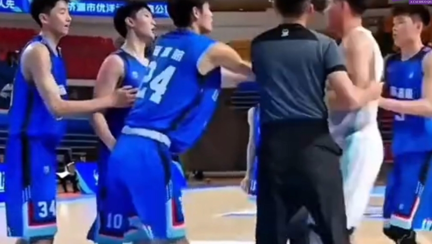 U21青年篮球联赛爆发大规模冲突！辽宁青年队vs山东队爆发冲突