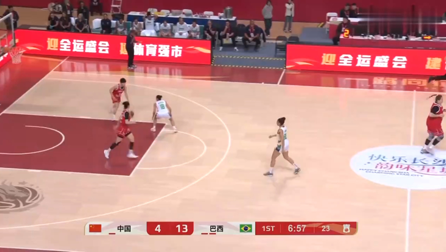 刘禹彤这球太炸裂了！巴西女篮全队看懵：这到底是刘禹彤还是奥尼尔？