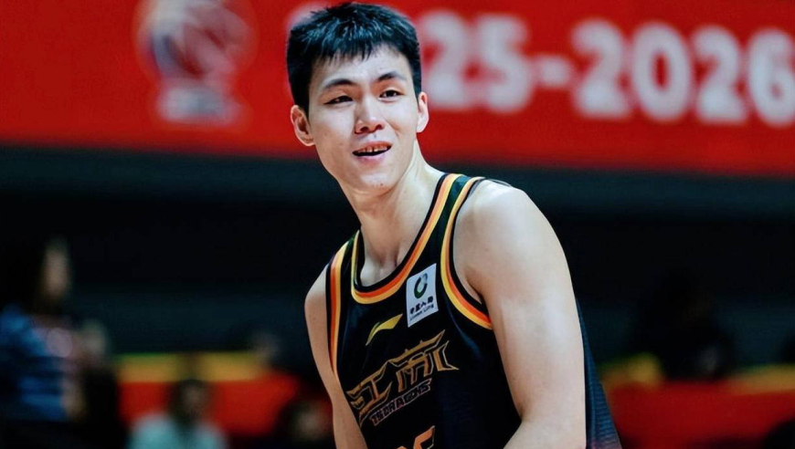 不愧是老六！庞峥麟发底线球砸米奇背部 直接偷鸡上篮轻取两分