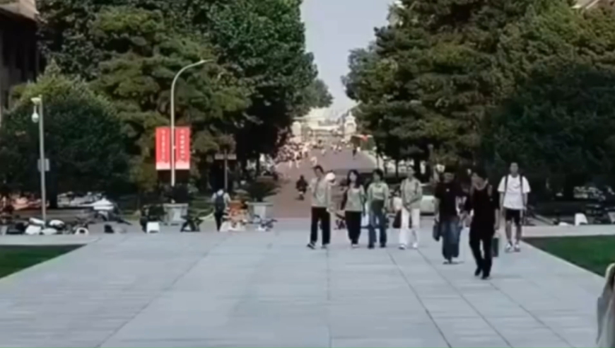 王楚钦北大开学第一天！开价值260万豪车报到，同学们纷纷围观