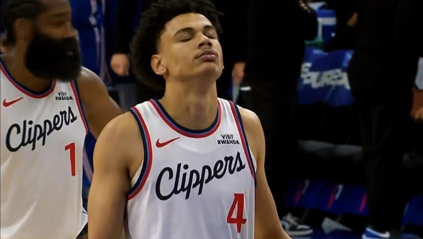 对得起科比名号！快船科比桑德斯vs76人17分集锦：关键时刻靠得住