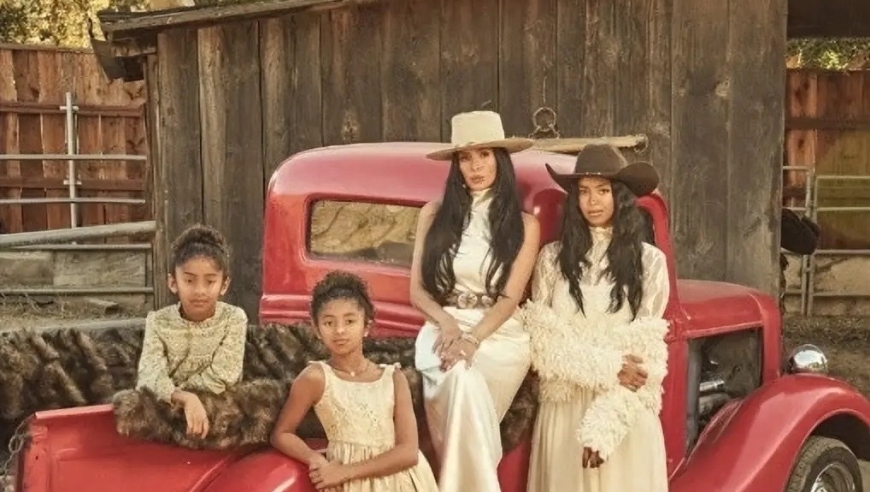 43岁瓦妮莎晒全家福，减重60斤美艳性感没再婚，3个女儿都像科比