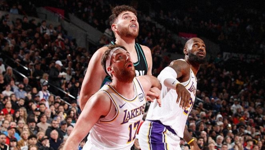 6战1胜俯冲附加赛！詹姆斯20+9+8+恶意犯规，开拓者16分大胜湖人