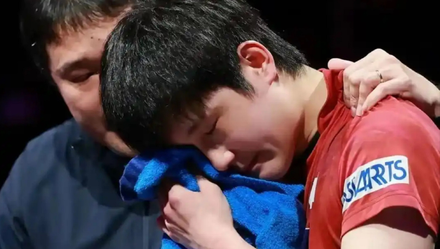 太燃了！慢镜还原薛飞3-2绝杀张本智和获胜时刻，握拳怒吼庆祝