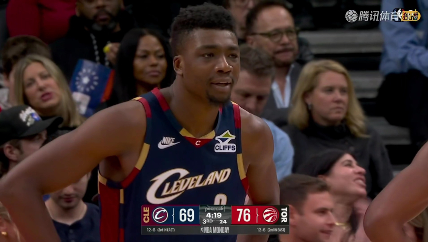 这也太狠了！托布篮下被夹住手臂竟直接凶残抱摔博伊尔斯吃到恶犯