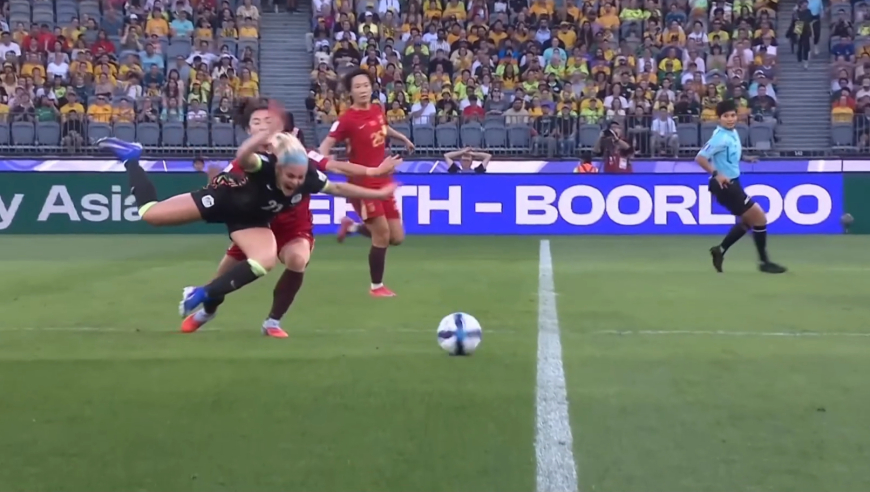 错失良机！女足后卫姚伟开场7分钟就吃牌 张琳艳射门绵软无力被扑