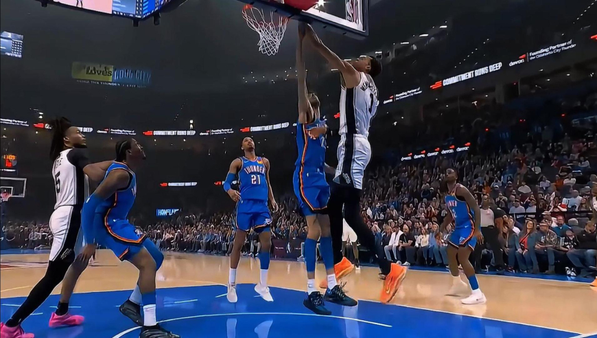 完爆！文班亚马开场肆虐雷霆篮下 各种强吃扣篮令切特无力招架