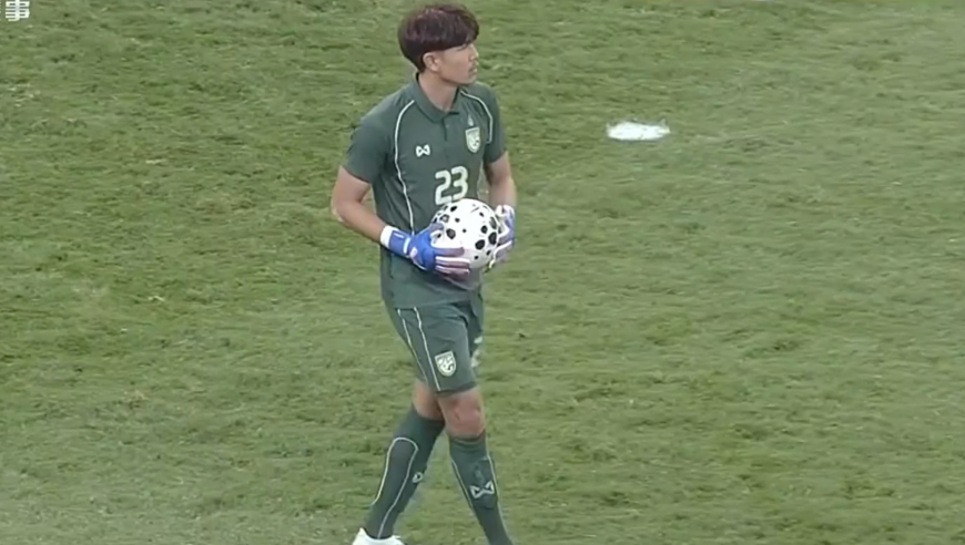 泰国门将拿球超10秒仍优哉游哉，被判违例送U23国足角球一脸懵