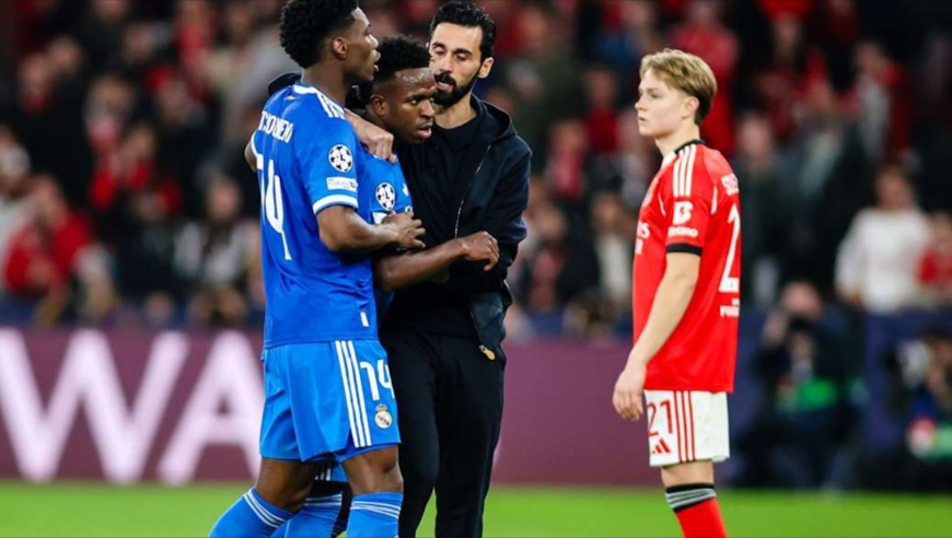 活久见！维尼修斯进球后示意自己遭种族歧视，当场罢赛抗议！