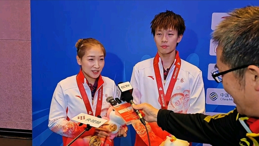 混双冠军赛后采访：林高远称金牌份量很重，小枣感谢高远帮她完成目标