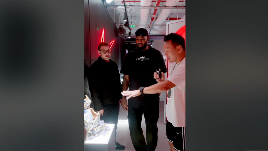 詹姆斯中国行上海站 球迷向勒布朗展示特制礼物