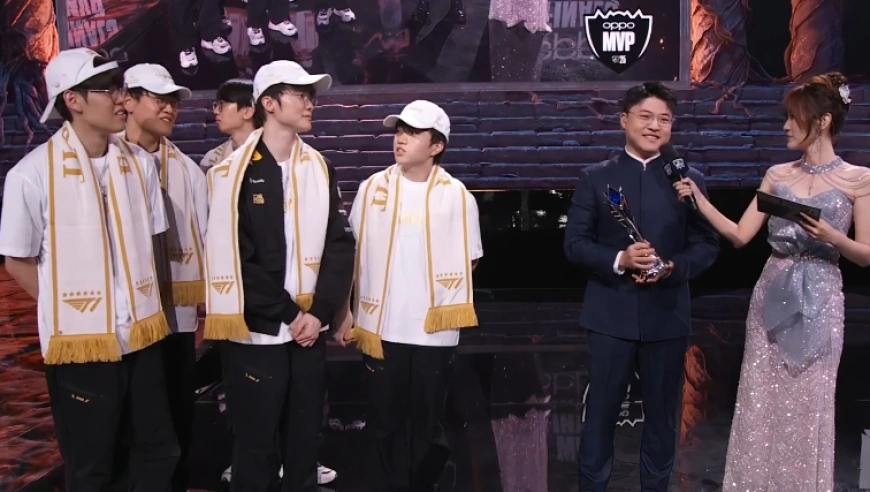 UZI中山装亮相决赛给T1颁奖，太帅了，Faker一直盯着他看