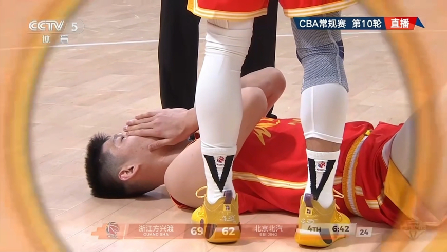 北京广厦全场离谱时刻：周琦凶狠肘击胡金秋 孙铭徽竟指着裁判就骂