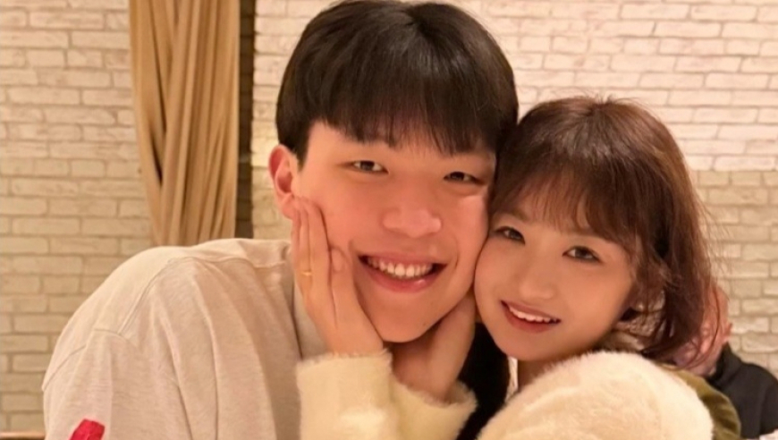 狗粮！杨瀚森晒照与漂亮女友共度情人节，搂着女友腰贴着脸秀恩爱