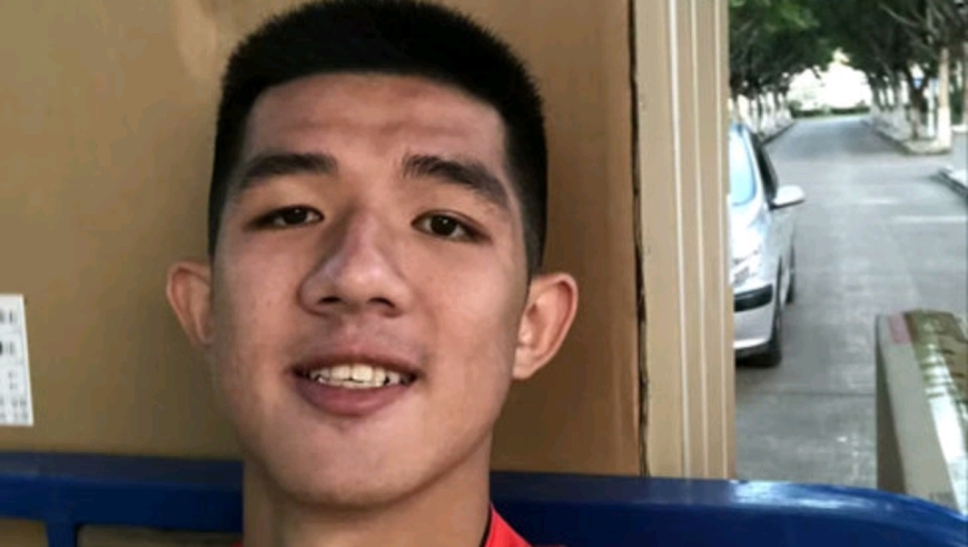 25岁中国球员改行卖肠粉：被领导小孩挤掉，老队员凌晨让我买避孕套