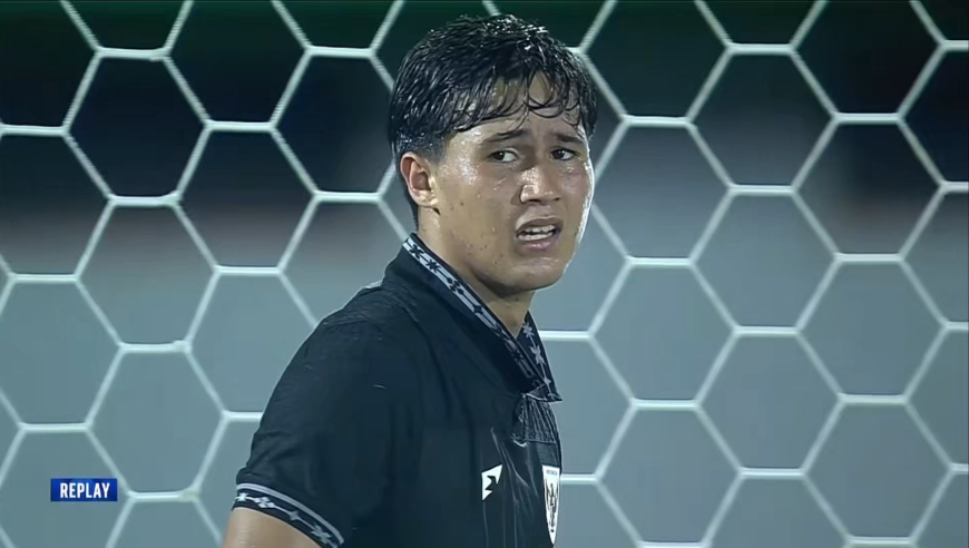 印尼门将气得砸门泄愤！U17国足犀利反击，邝兆雷踩单车造进球