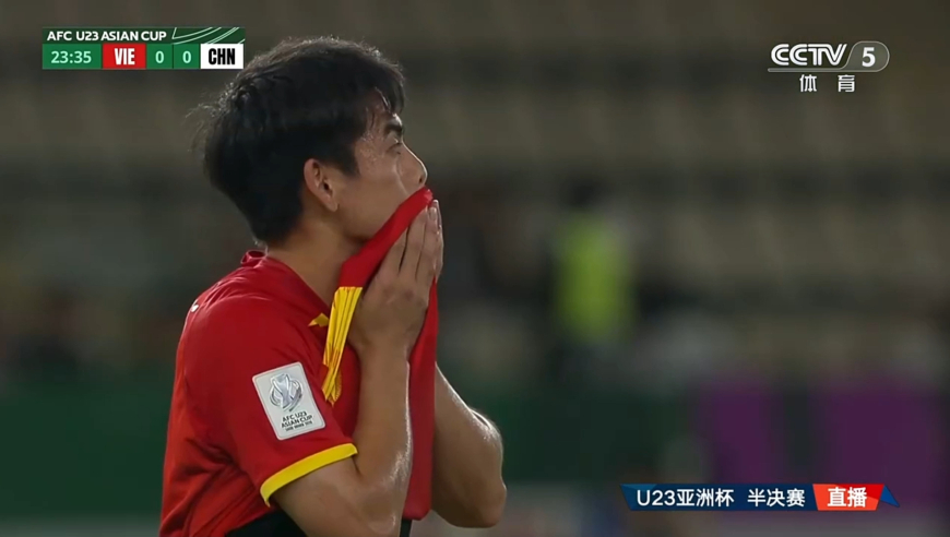 惊出冷汗！胡荷韬战术犯规吃到黄牌 对手任意球打门被李昊神勇扑出