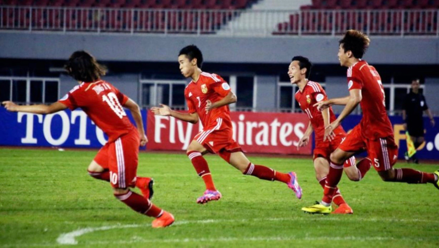 体坛记忆丨韦世豪点球破门后上演C罗式庆祝，圆月弯刀任意球斩杀日本