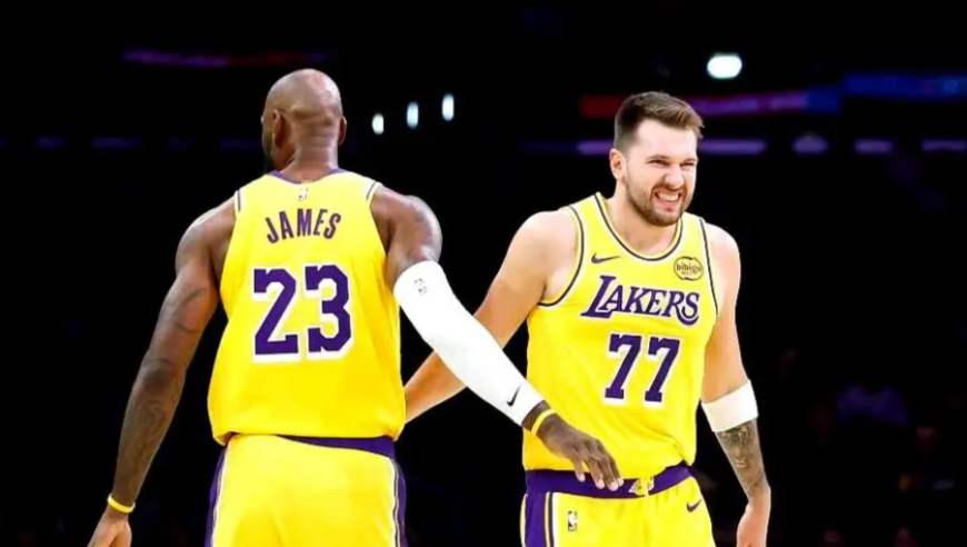 夸张到离谱！东詹联手发威 湖人第三节狂轰20-6追平活塞全过程