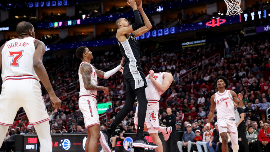 文班申京对位集锦：文班抢断反击空接砸扣 申京背打转身小勾手命中