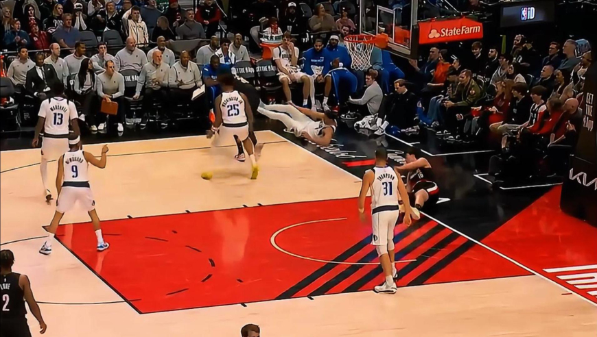 完全防不住！杨瀚森错失篮板+被连续强投 持球单打又被包夹摔倒