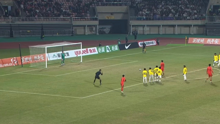 险些带球进场！赵松源开局秒造点，邝兆镭点球质量不佳遭文莱门将扑救