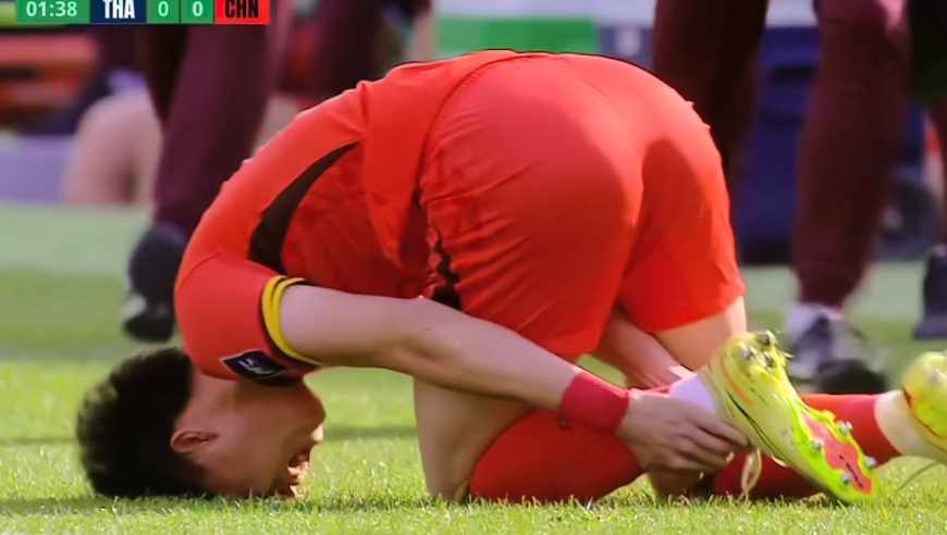 看着都疼！王钰栋开局遭凶狠踩踏一声惨叫接受治疗，泰国动作有点坏