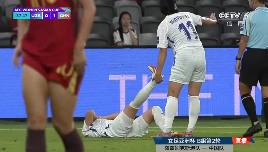 强度太高！中国女足攻势如潮对手难以招架 不到40分钟就抽筋倒地