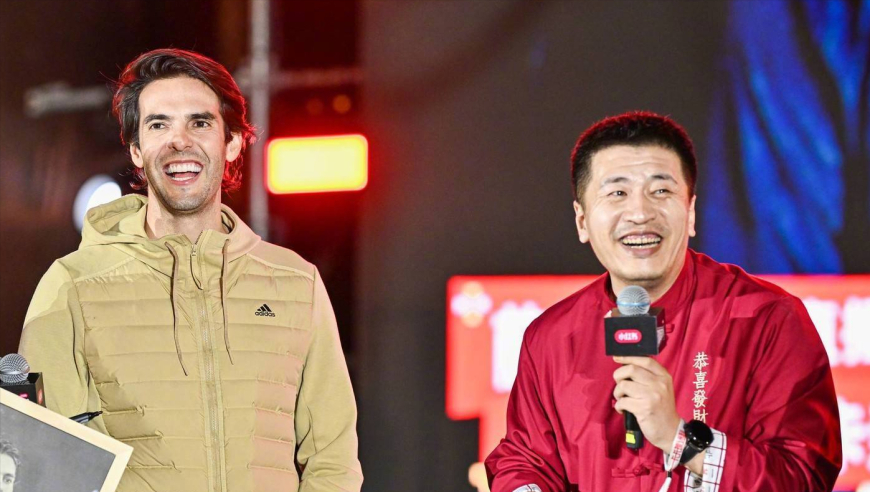 张雪峰是AC米兰铁杆球迷，喜欢卡卡，俱乐部官方发文悼念