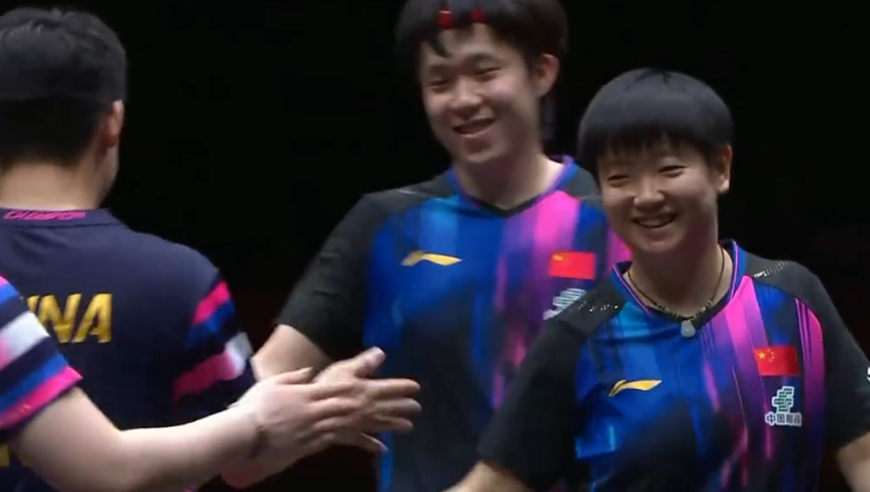 真是喜剧人！孙颖莎王楚钦突然被逗笑，裁判出错后林诗栋这样说