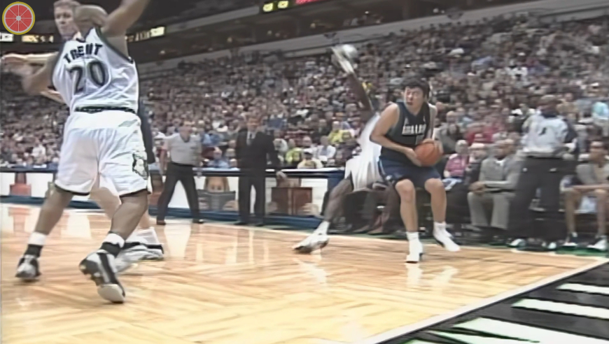 王治郅NBA名场面！轻松晃倒加内特让狼王头部缝针！