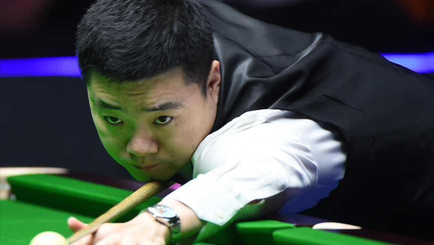 丁俊晖神级晕袋！黄球撞袋角翻进中袋，绿球致命失误断送满分｜体坛名场面