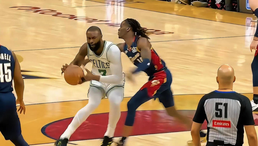 打崩了！杰伦布朗连造犯规罚球带领凯尔特人半场领先骑士超过20分