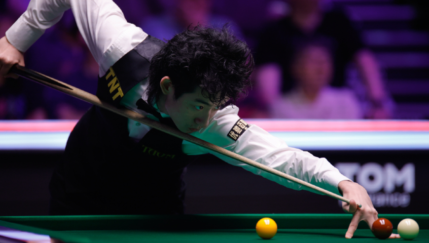 全场最疯狂一杆 吴宜泽高杆桶射飚进炸裂三星连珠 球桌都在颤抖