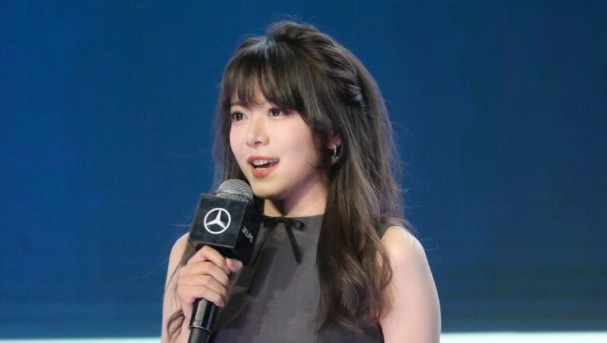 美女主持人线下开播，小粉丝直接用小天才合影，网友：全都是托！