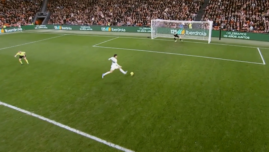 二次触球！西甲悍将强突禁区被踩脚踝造点，队友主罚点球右脚打左脚破门违例被吹