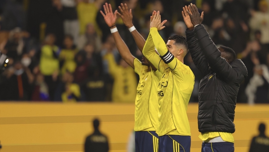 足坛一夜动态：C罗中柱豪取3连胜！巴黎签巴萨中场 帕尔默愿加盟曼联