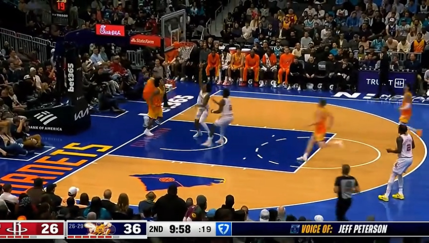 太难了！阿门打2+1后芬尼命中三分 火箭疯狂追分但又被黄蜂打停