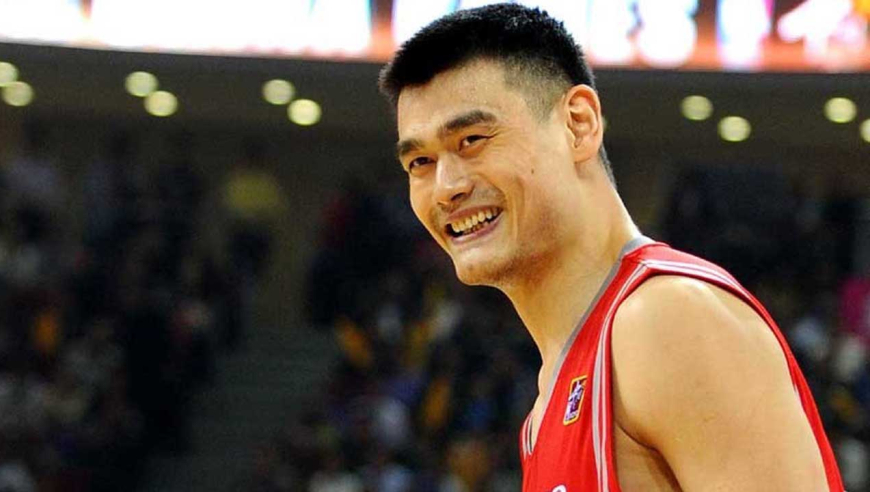防守也是一绝！姚明NBA生涯防守高光：连帽奥尼尔+大帽霍华德